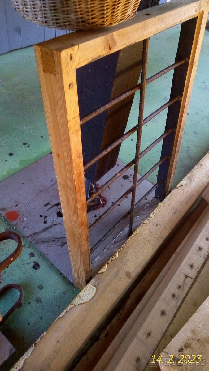 Kabel k míchačce, žárovky,dráty,sloupky,prkna trámky - 10