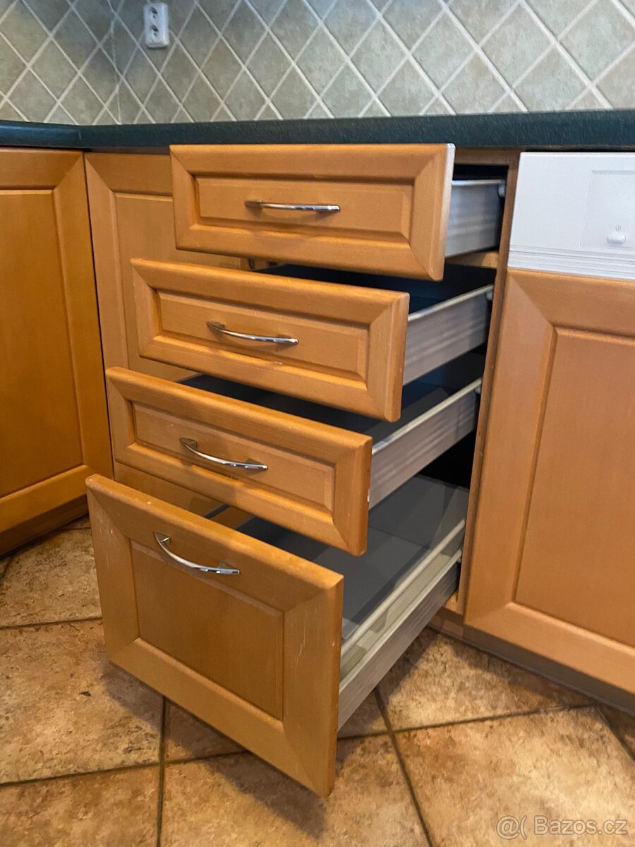 Moderní kuchyňská linka se spotřebiči - 10