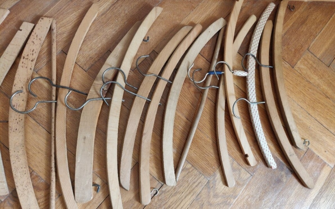 stoleček pod TV + ramínka na šaty + Makita 6271D - 10