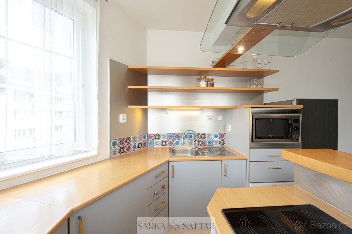 Prodej světlého 2+kk 54m2 s garážovým stáním , 2x sklepem, v - 10