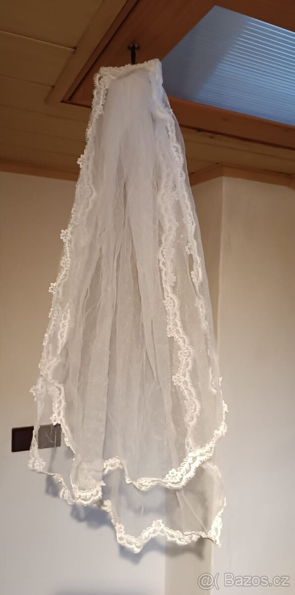 Krajkové svatební šaty - 10