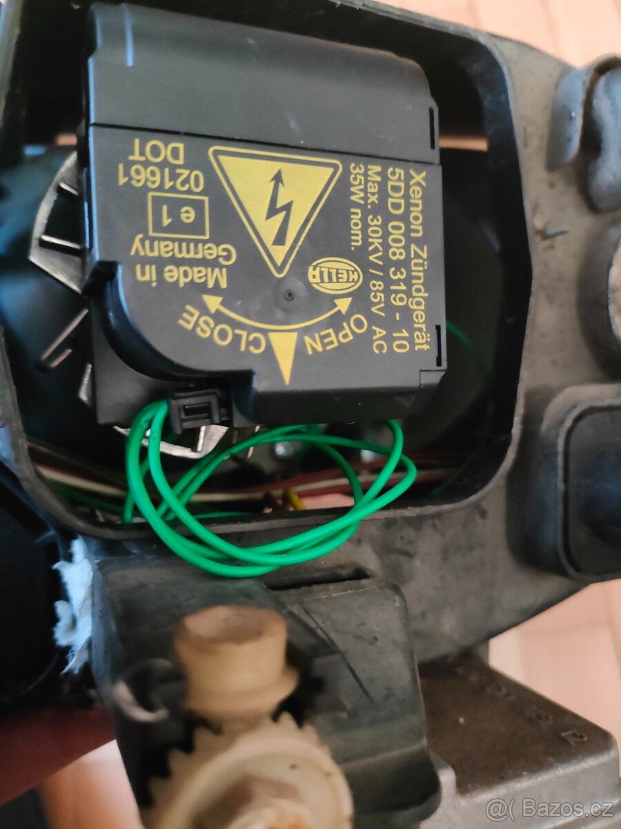 Přední pravý xenonový světlomet na Škoda Superb 1 - 10