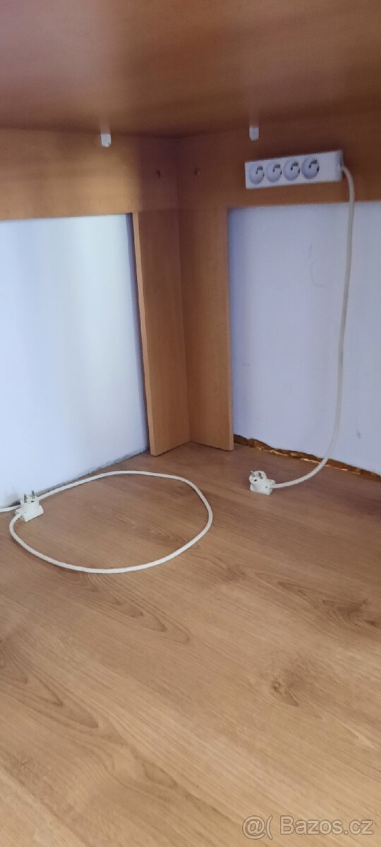 Rohový PC stůl s regály a policemi (vč. dvou zásuvek) - 10