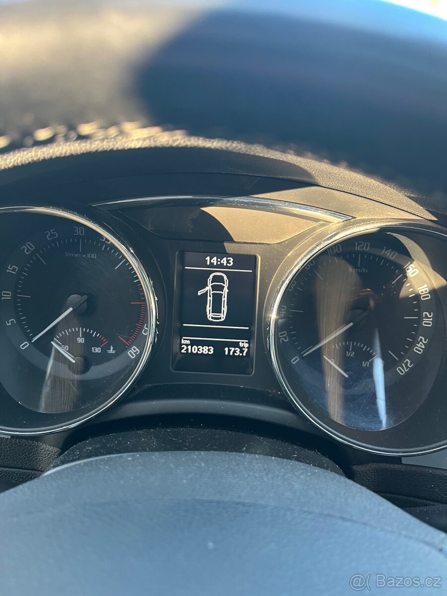 Škoda Superb II PANO – 2.0 TDI DSG tažný Nova STK 2012 - 10