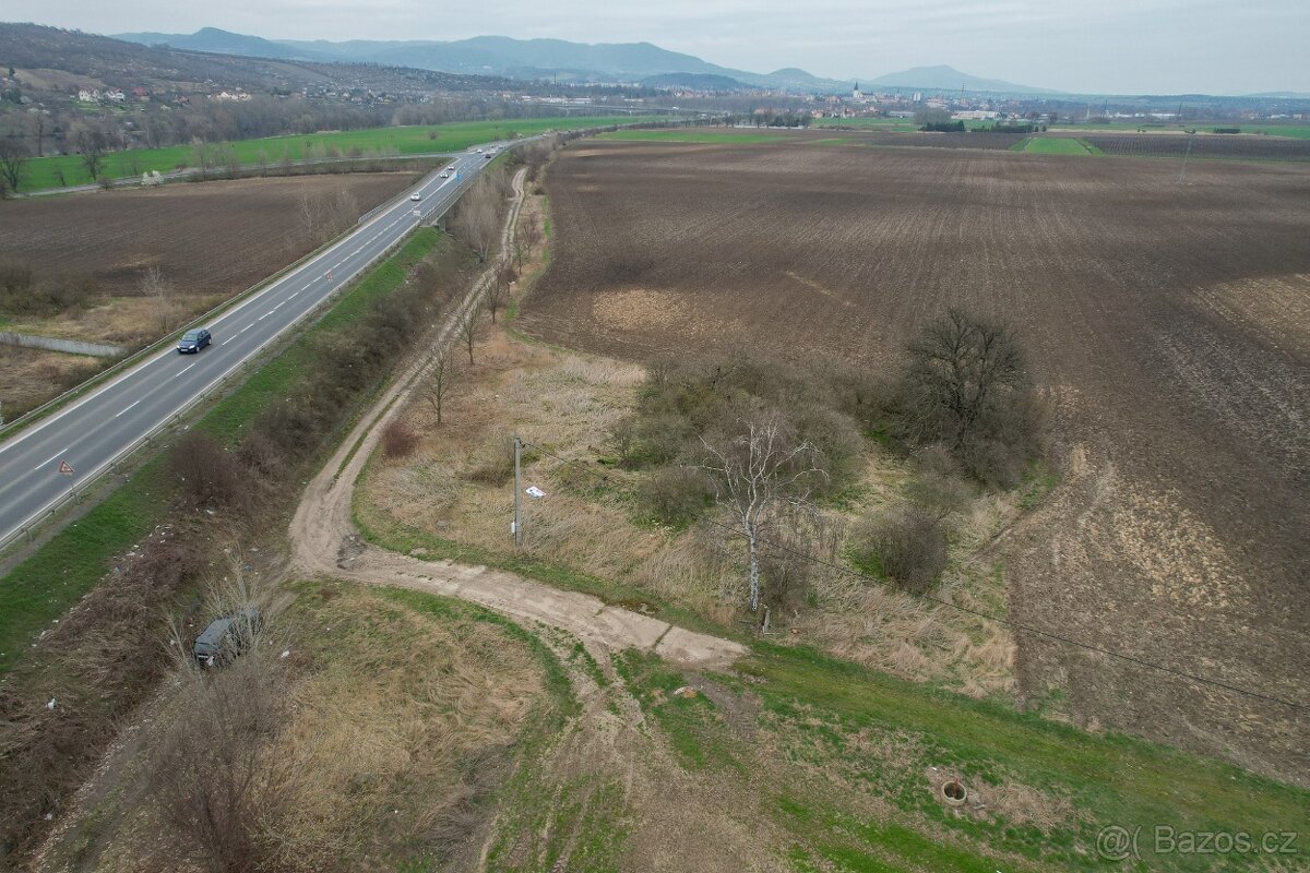 Malý pozemek u silničního přivaděče - 10
