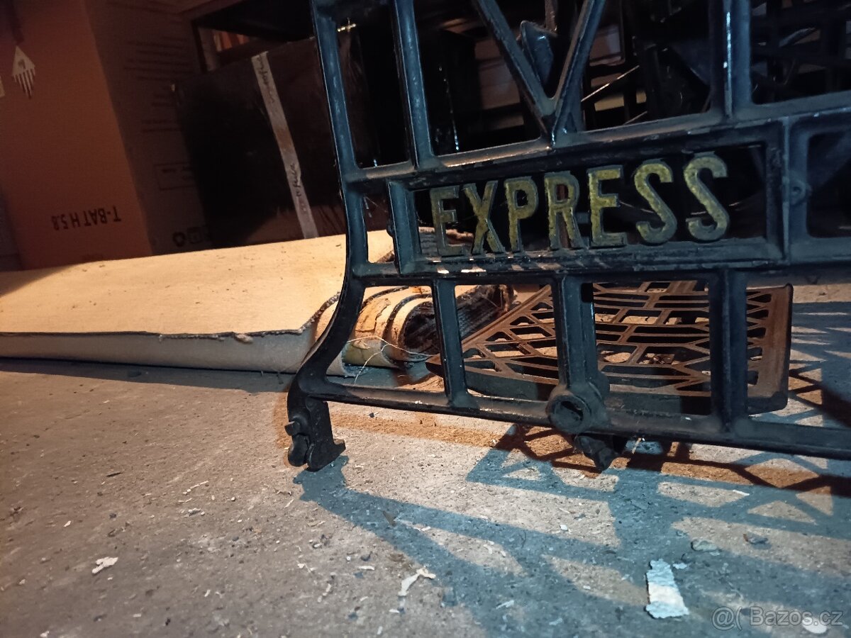 Šicí stroj Bobbin se starožitnou výbavou - 10