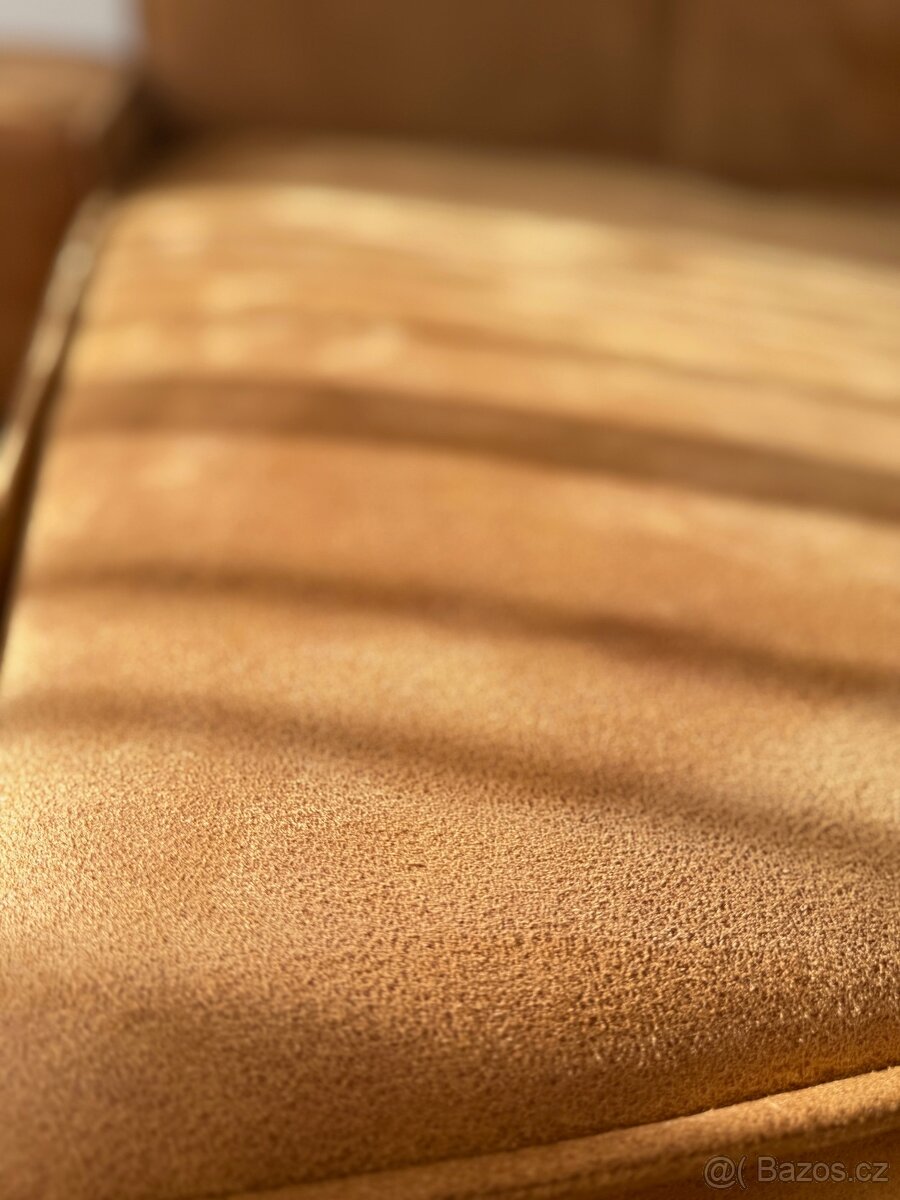 Prodávám luxusní čalouněnou sedačku v barvě karamel - 10