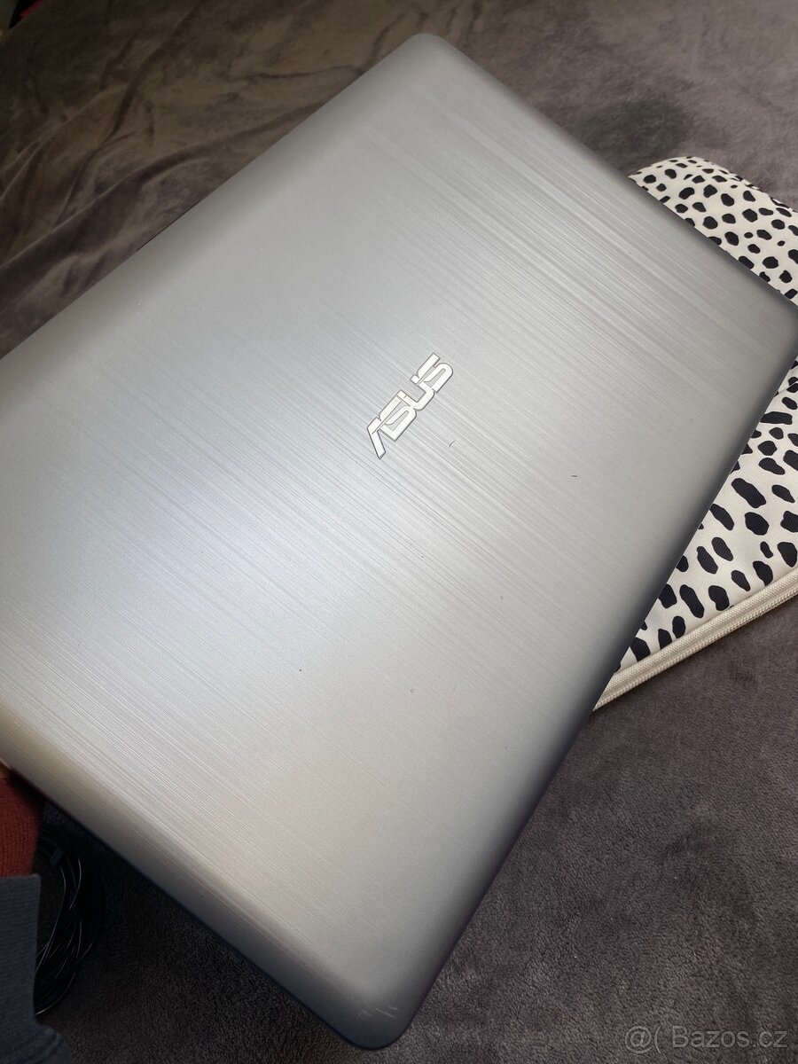 Prodám ASUS VivoBook 15 (SSD disk, Intel Core i3) - 10