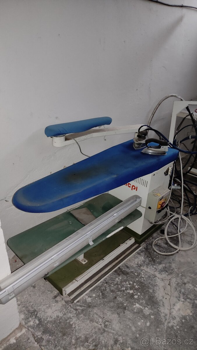 2x průmyslový žehlící stůl MACPI + žehličky + parní vyvíječ - 10