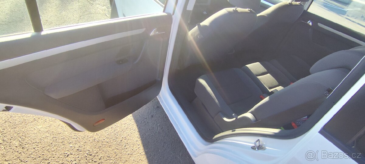 Volkswagen Touran 1.6 TDI nová STK - 10