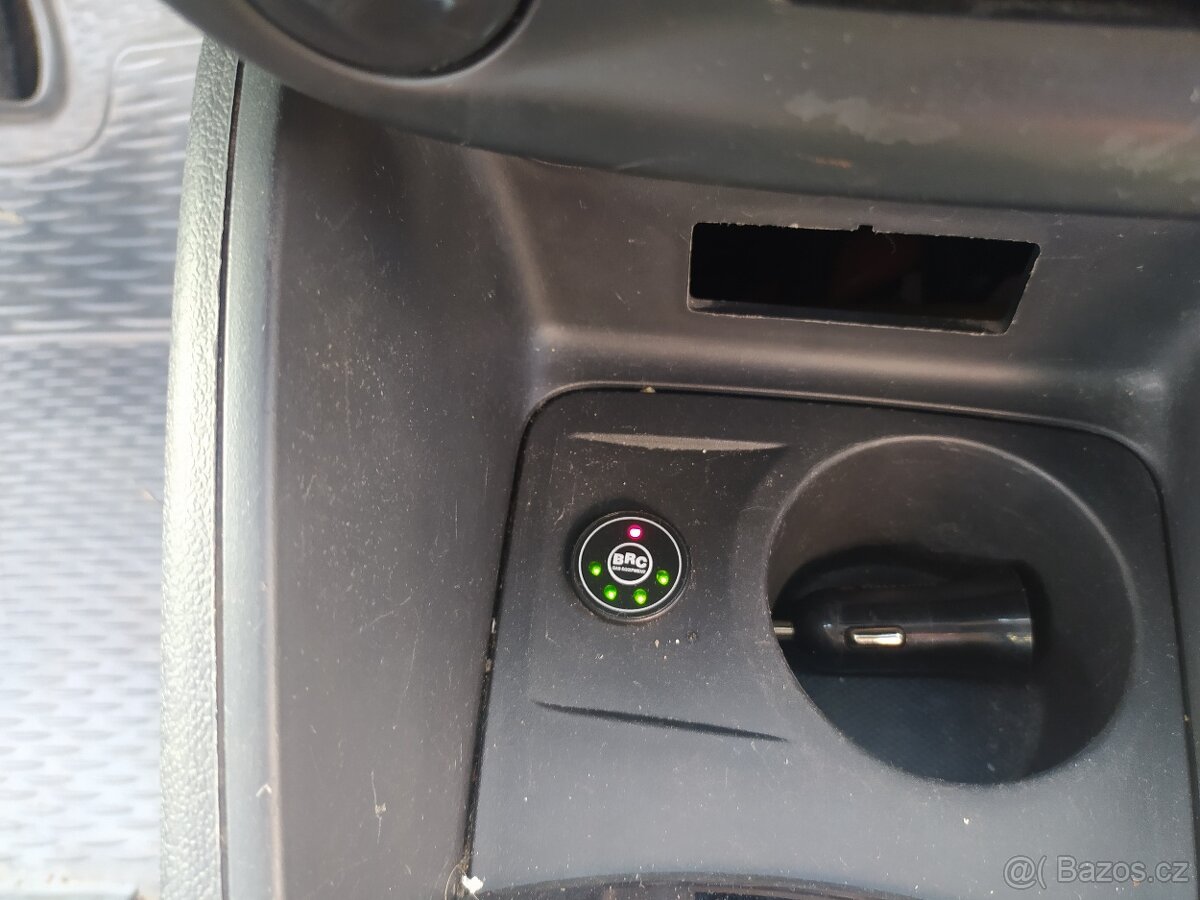 Renault Megane 1.6i LPG kombi benzín plyn 2015 - 10