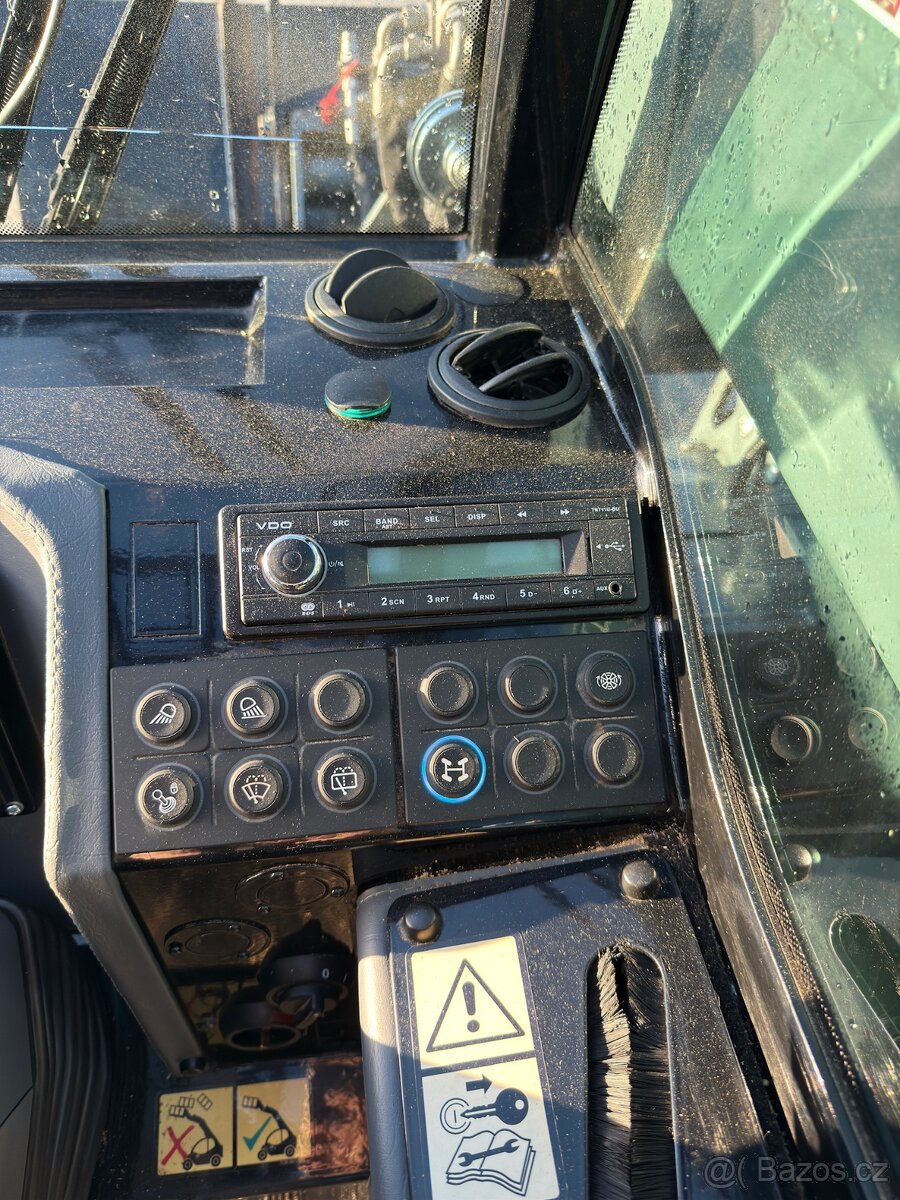 Teleskopický nakladač - 10