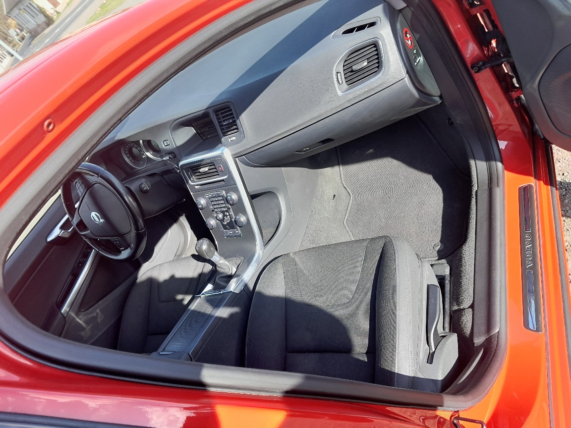 PRODÁM VOLVO V60 - 10