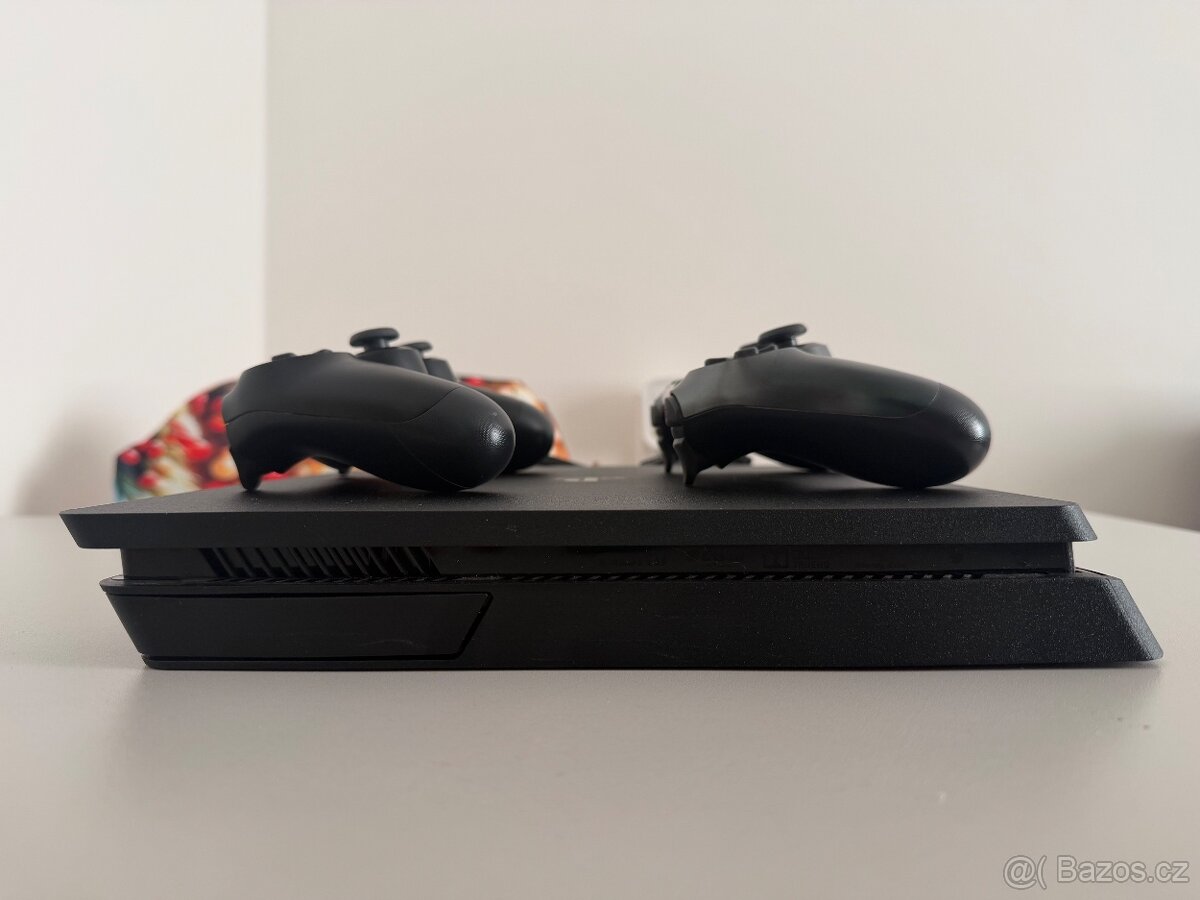 PlayStation 4 + 2 ovladače + 1 hra + kabeláž - 10