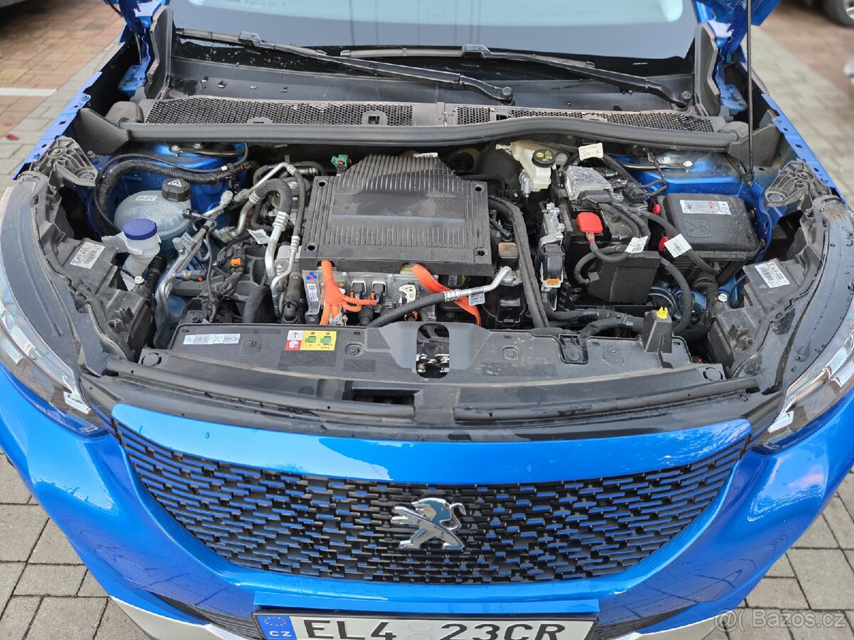 ZÁNOVNÍ PEUGEOT e2008 ALLURE 100kw naj.15.900km SoH 95% - 10