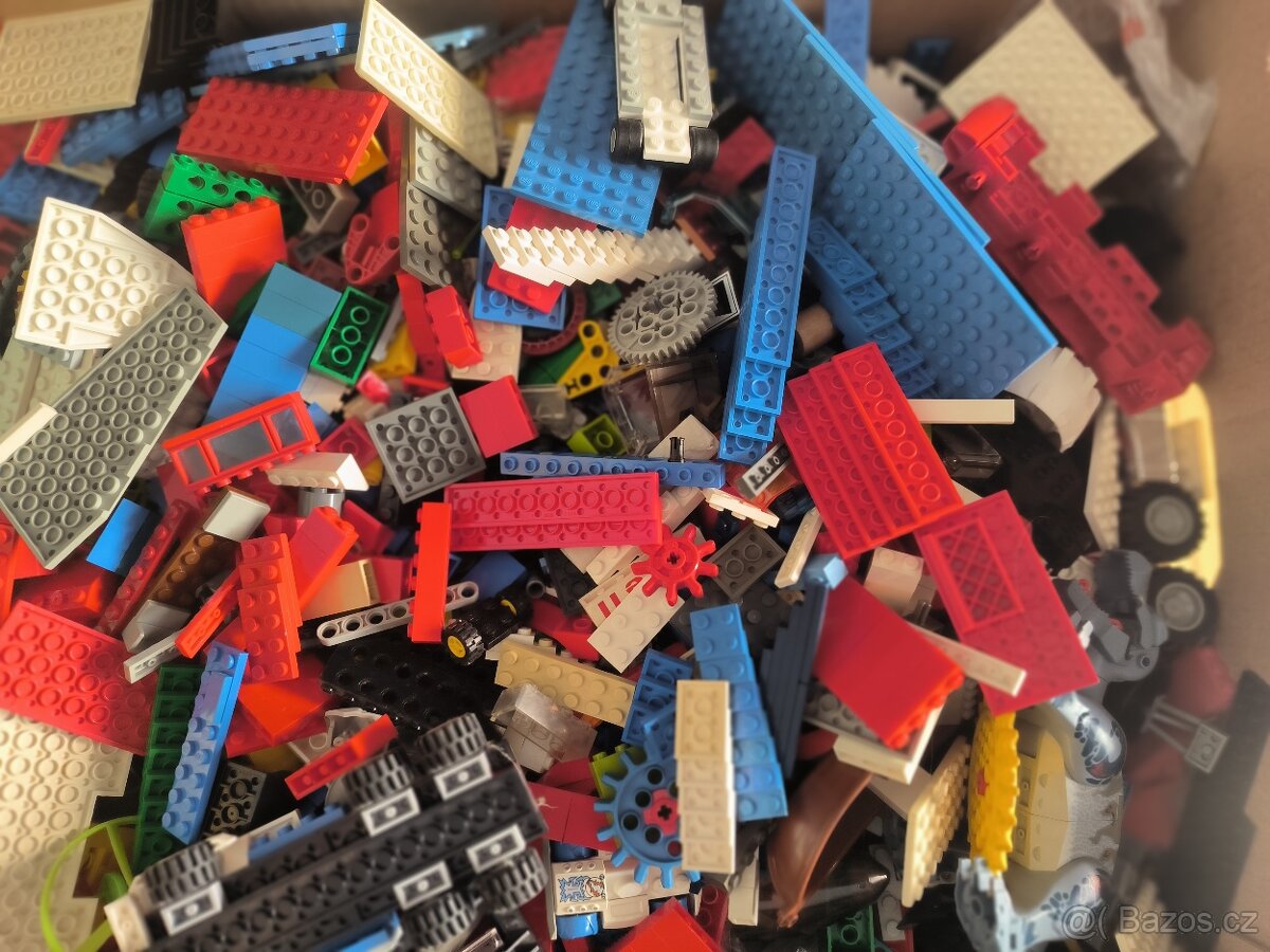Lego + duplo mix v 10 krabicích od banánu cca 70 kg - 10