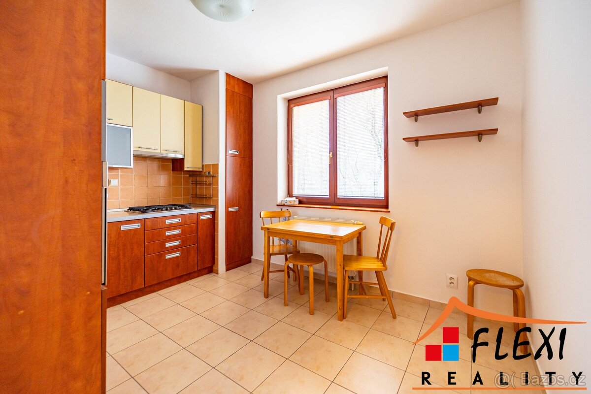 Pronájem prostorného bytu 3+1 s balkónem (85,5m²) a vlastní - 10