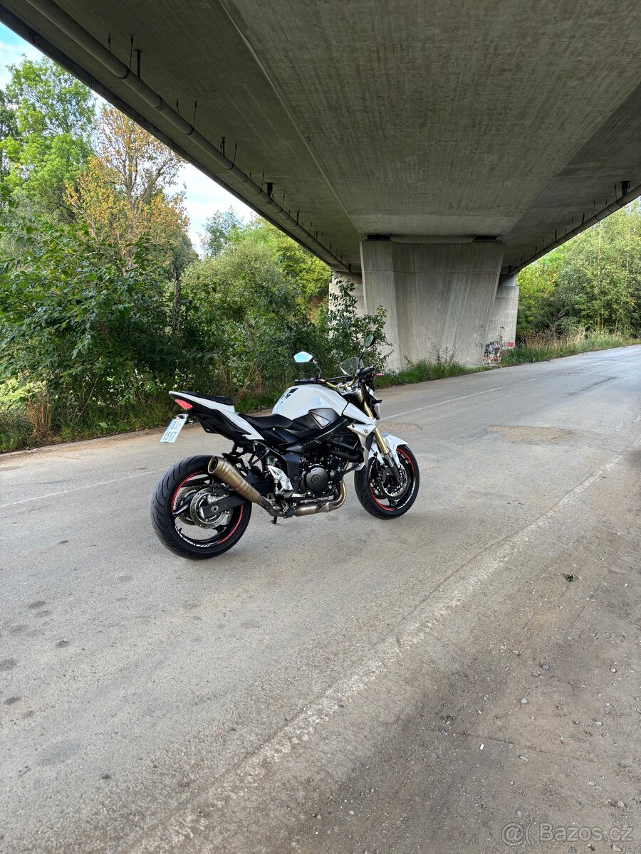 Suzuki GSR 750 - 10