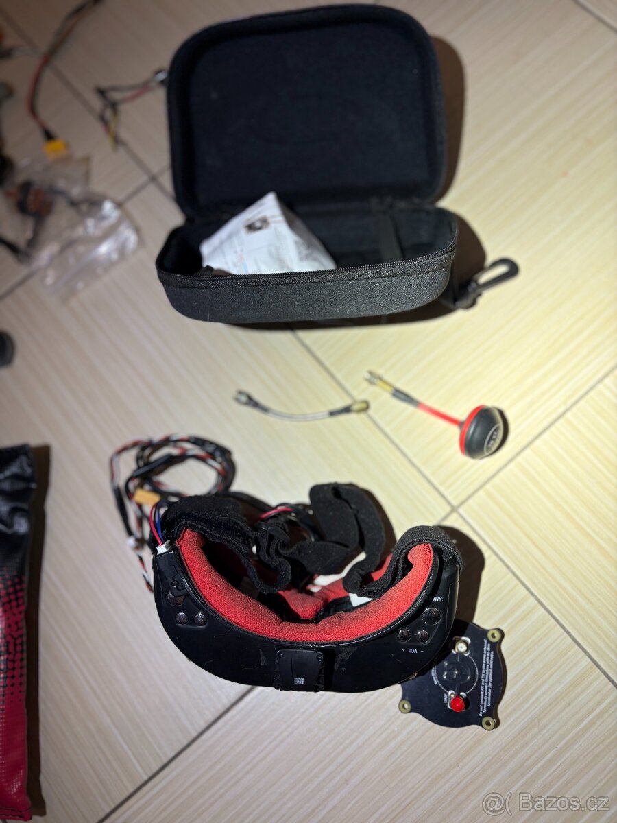 FPV dron + FPV bryle + baterie + nahradní díly - 10