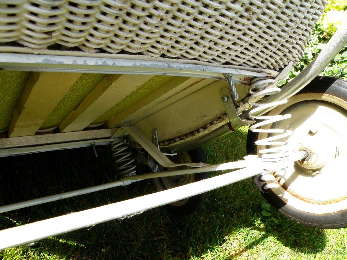 Starožitný kočárek po renovaci - 10