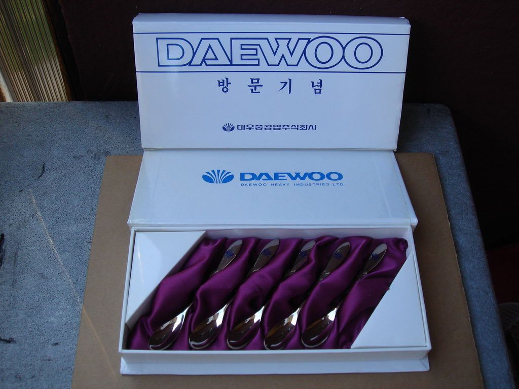 Dokumentace a propagační předměty korejských automobilů - 10