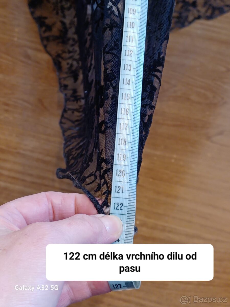 Zlaté dámské šaty s černou krajkou - 10