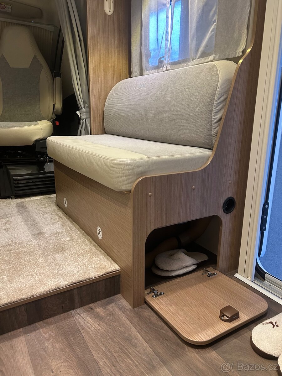 Obytný automobil Carado d.6,8m - 10