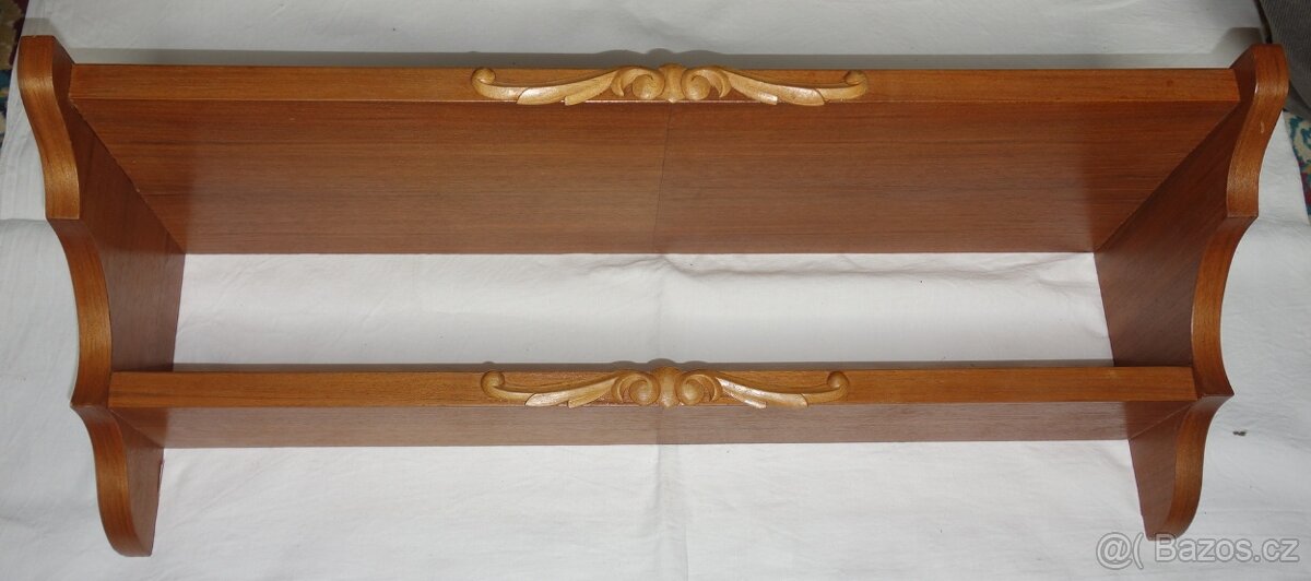 Vyřezávaná skříňka, vyřezávané poličky, podstavce na květiny - 10