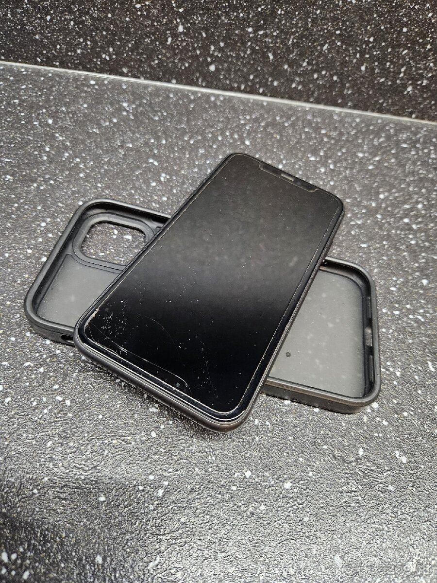 iPhone 11. 128 GB Černý 82% baterie - 10