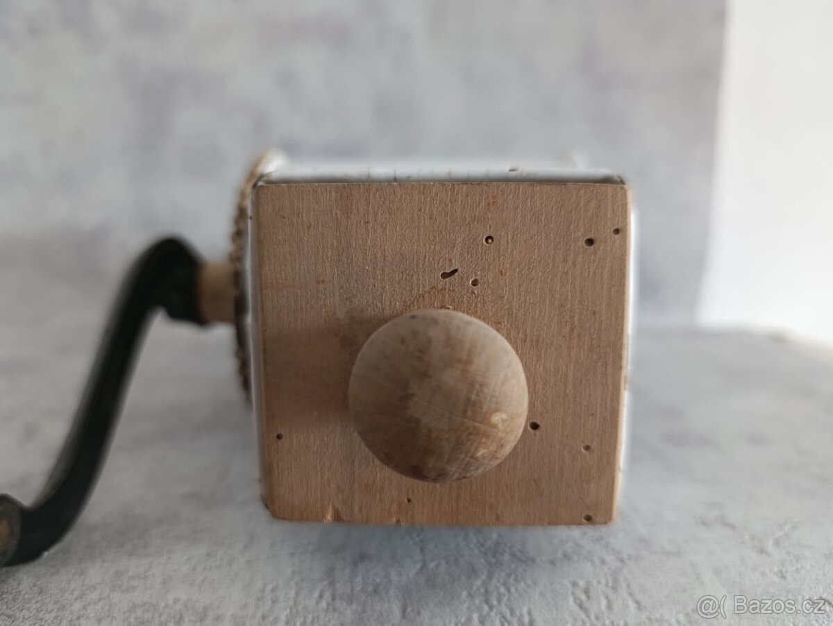 Zdobený starožitný ruční mlýnek na strouhanku JUGENDSTIL - 10