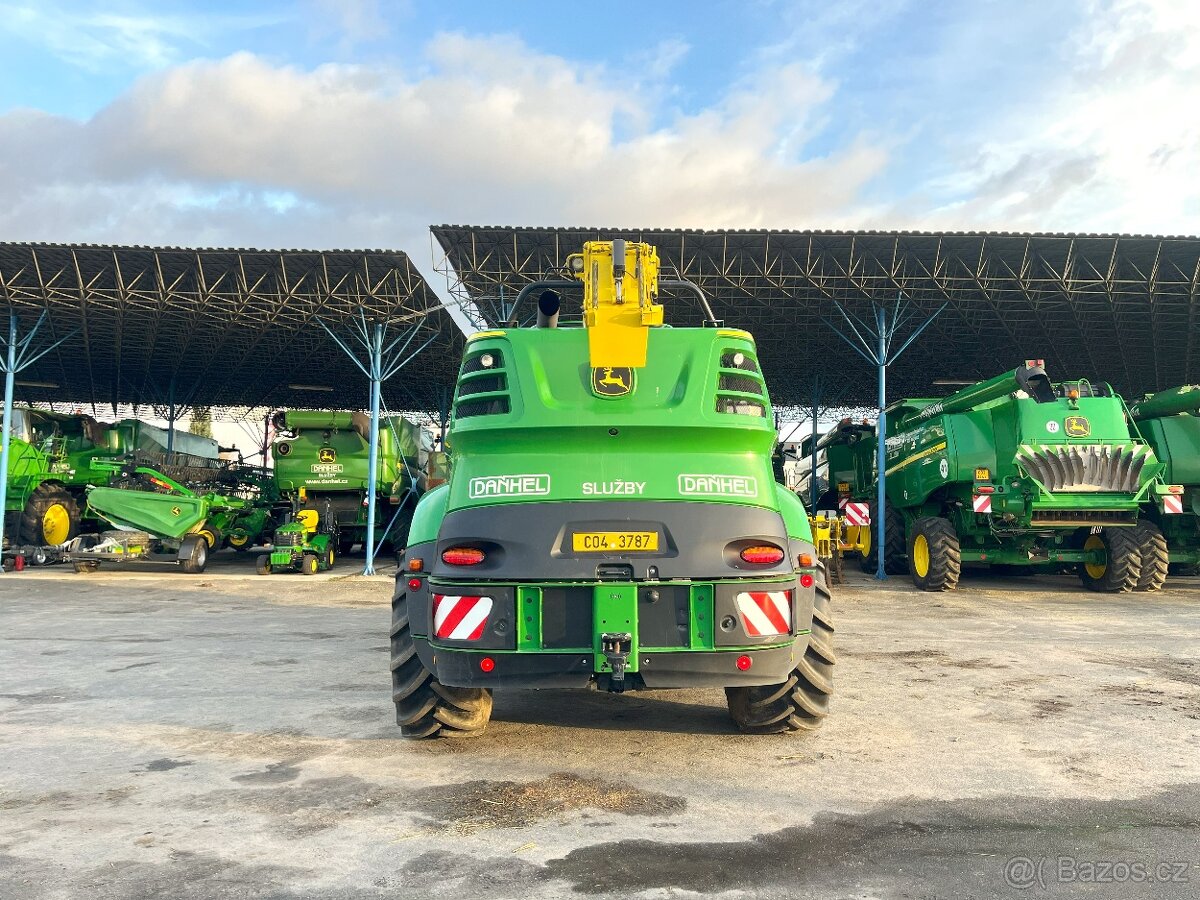 sklízecí řezačka John Deere 8300 - 10