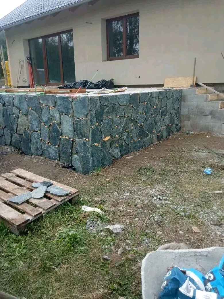 HLEDÁME PRÁCI - 10