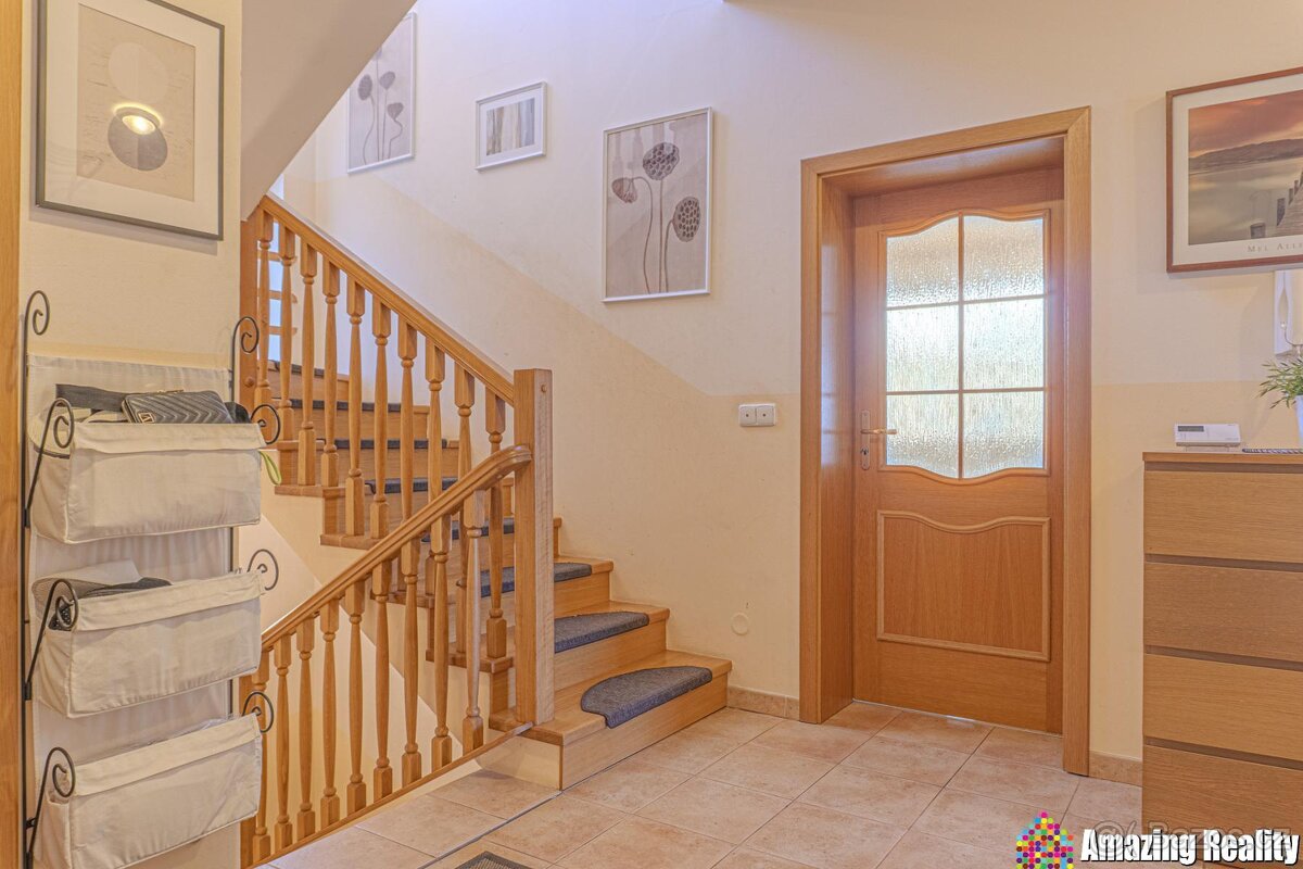 Prodej nadstandardního rodinného domu se zahradním domkem a - 10