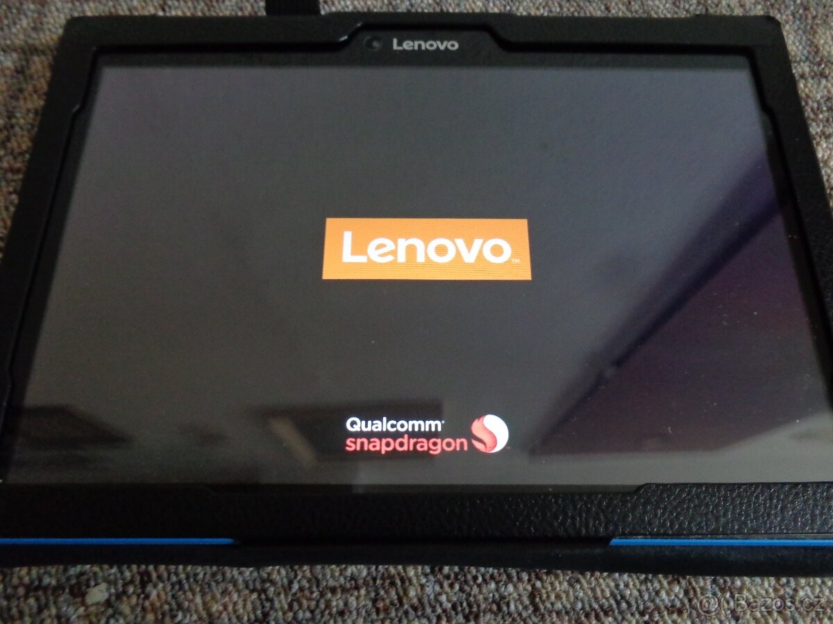 Tablet LENOVO s pouzdrem - 10