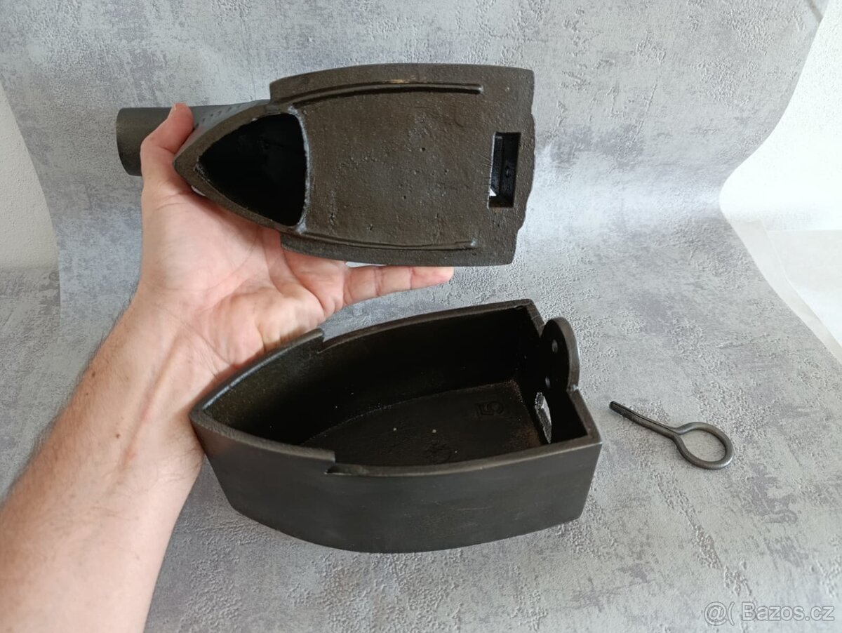 Stará velká orig. atypická žehlička s komínem. Krásná atyp - 10