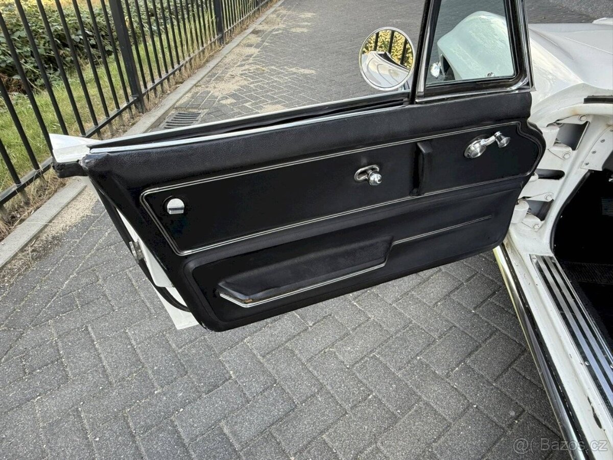 Chevrolet Corvette C2 Convertible z roku 1965. - 10