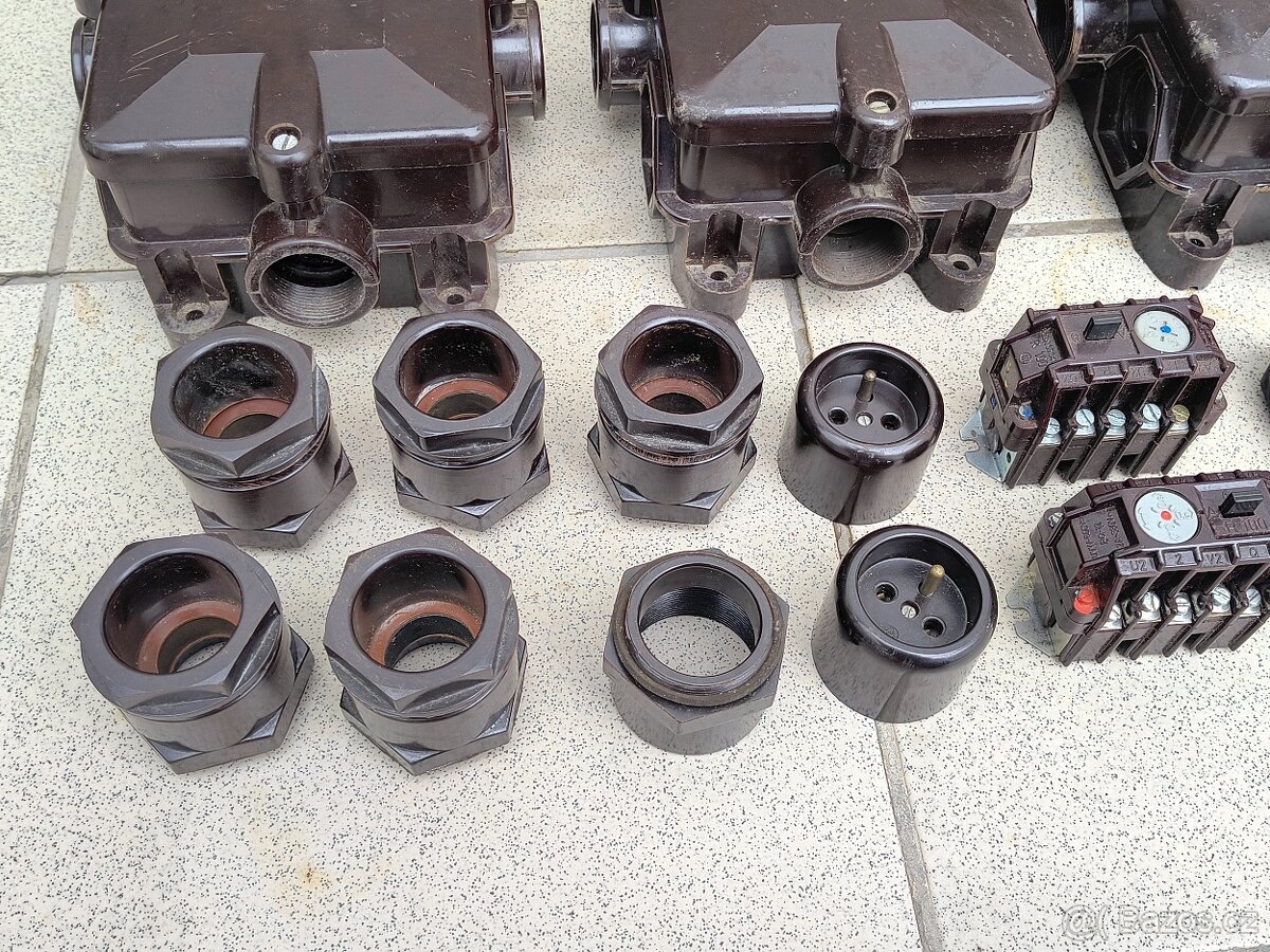 Starožitné bakelitové věci (jističe, kryty, zásuvky...) - 10