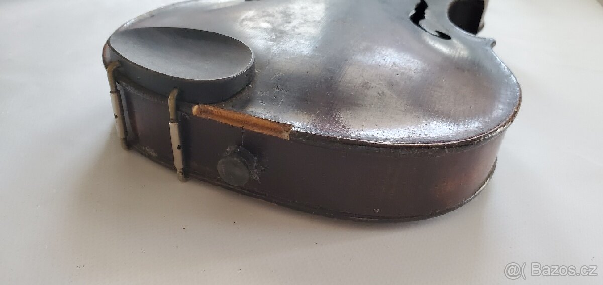 Housle atypicky zdobené. - 10