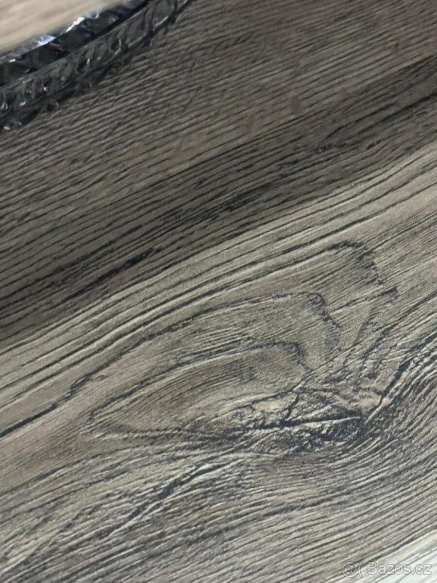 SKŘÍŇKA POD TELEVIZI - 10