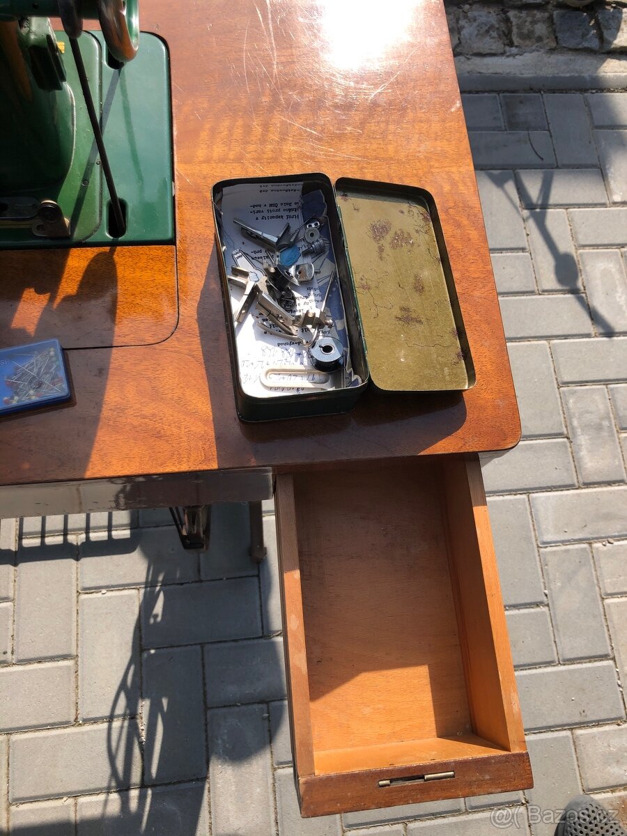 Starý šicí stroj Minerva - 10