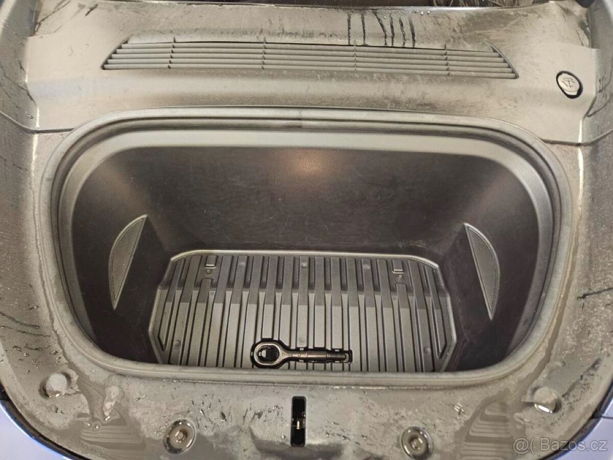 Tesla Model Y RWD (2022) – Deep Blue - 10