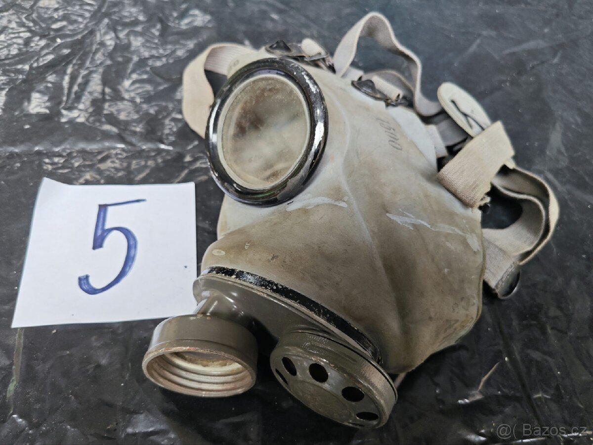 Staré obaly a plynové masky - 10