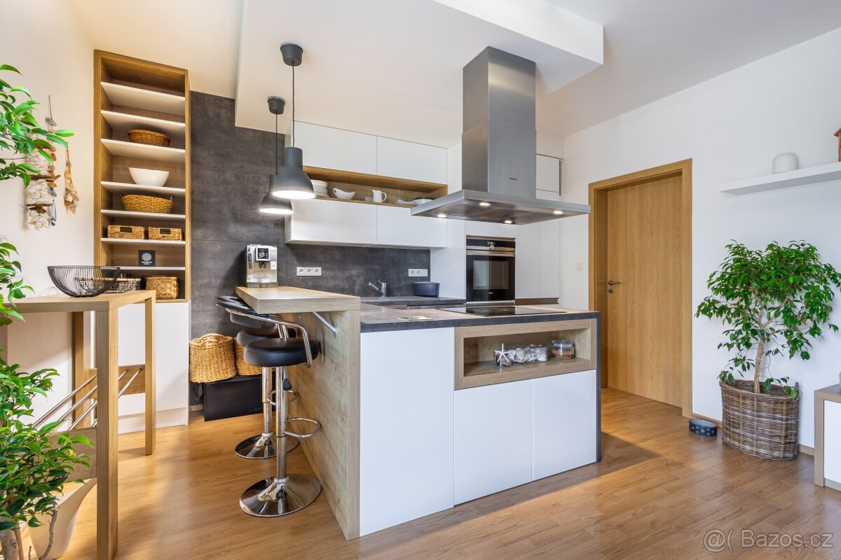 Pronájem bytu 2+kk se zahradou a garážovým stáním - 10