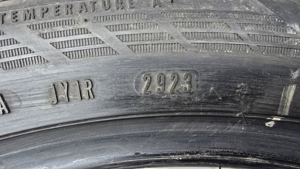 Letní pneu 235/45/20 Good Year - 10