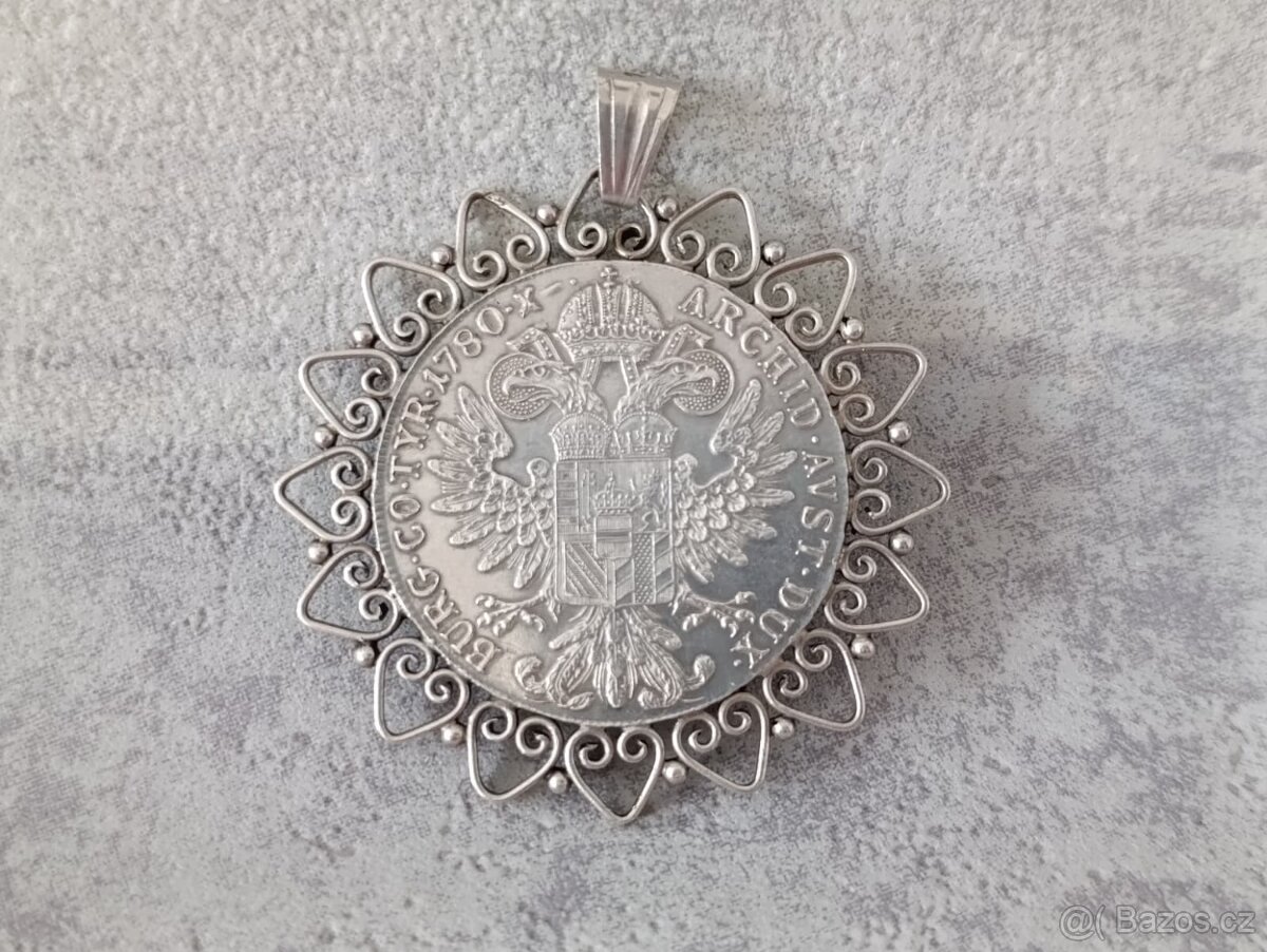 Velká stříbrná mince - tolar Marie Terezie v rámečku, PUNC - 10