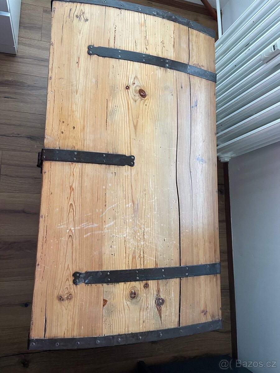 Dřevěná truhla s kováním české výroby - 10