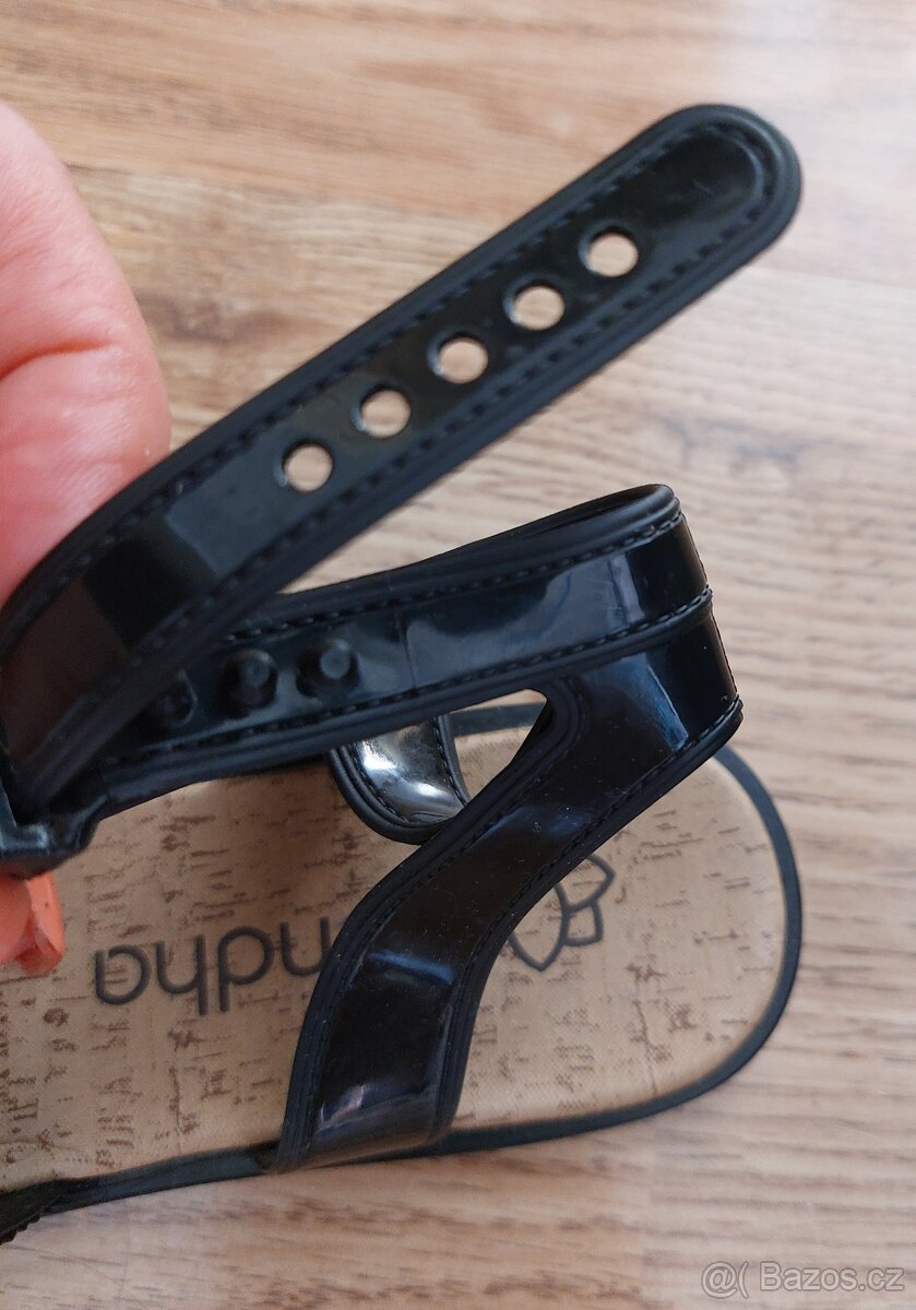 NOVÉ Dívčí sandále velikost 35/36 - 10