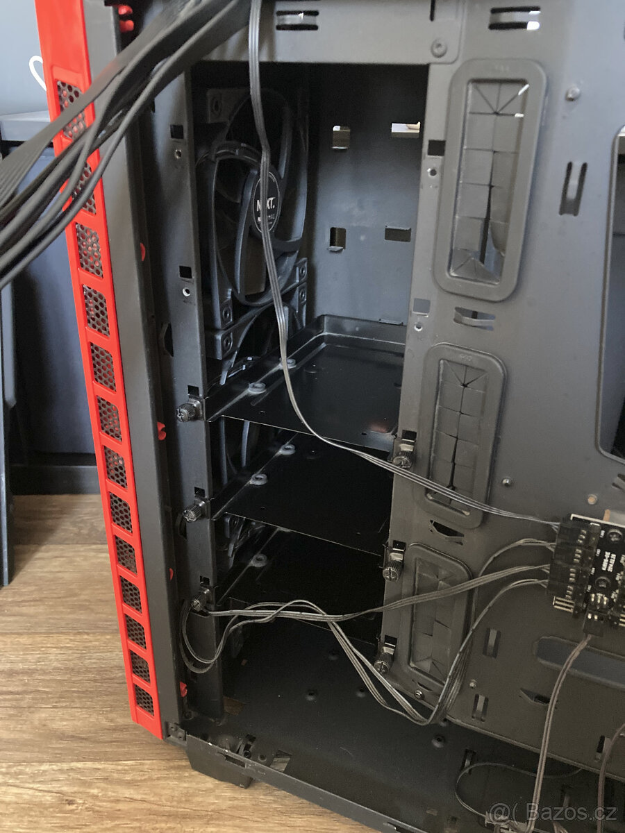 Prostorná PC skříň NZXT H440 (černo-červená) - 10