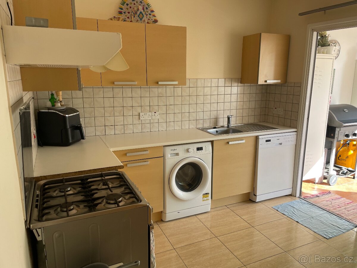 KYPR - LARNAKA, byt 3+1 s terasou, bazénem a park. stáním - 10