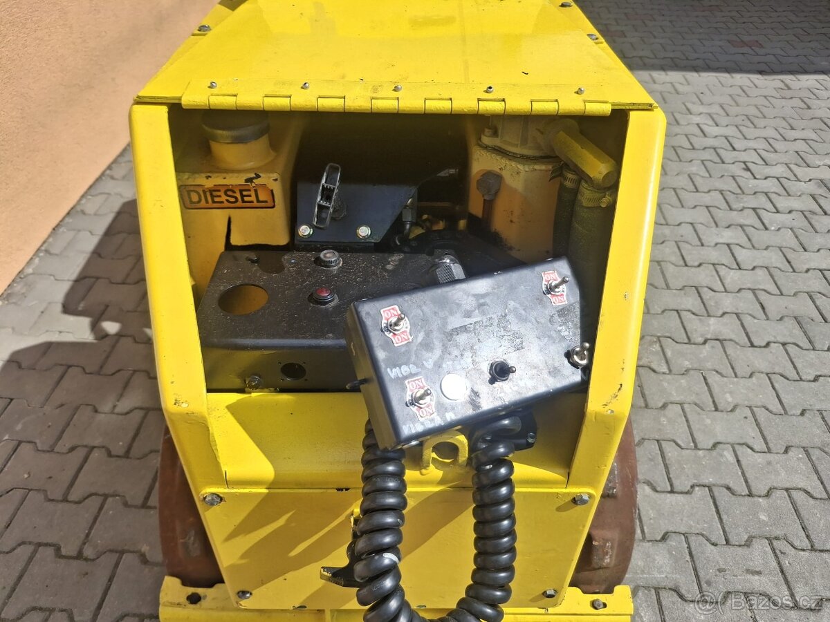 Vibrační válec RT820 - 10